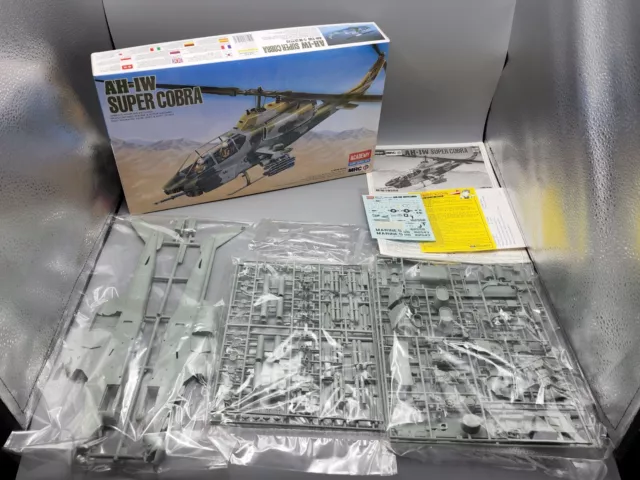 1:35 AH-IW SUPER COBRA Model Kit Academy 2002