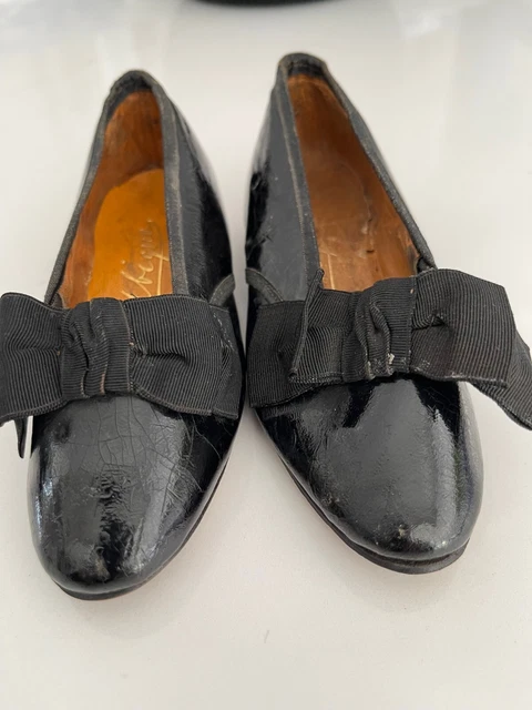 Scarpe antiche vittoriane in pelle verniciata vittoriana per bambini c1890