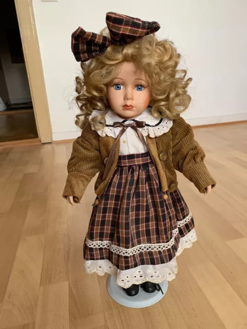 Puppe mit  Porzellankopf und -händen