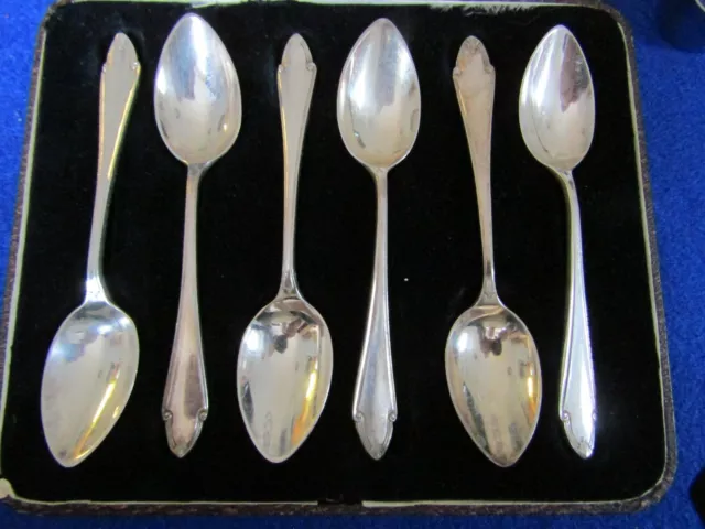 Cased Set of 6 Silver Plated Teaspoons In Good Conditiion For Age