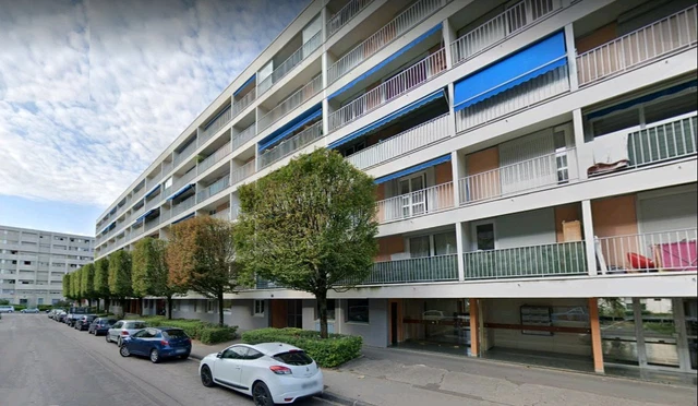 Un lot de 10 places de parking en sous-sol sécurisé, prix 25000 euros.