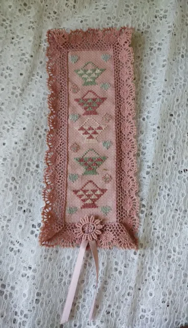 Marcador de aguja hecho a mano de colección con patrón de edredón rosa cesta encaje y cinta