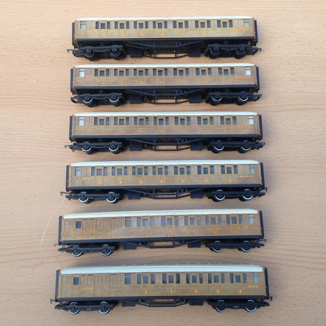 Hornby R4333 RailRoad LNER Teak 00 Gauge Coach