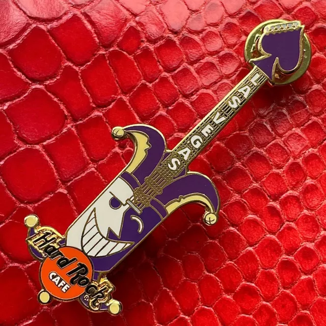 LAS VEGAS US🎸Hard Rock CAFE®HRC PIN✅1999 Spade Guitar🎸JOKER HEAD ORANGE LOGO🎗