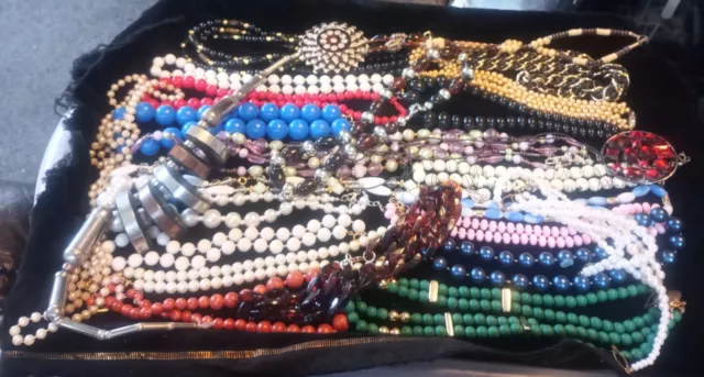 JOB LOT OF MISC COLOUR BEADS  JEWELLERY  NECKLACES Lot1