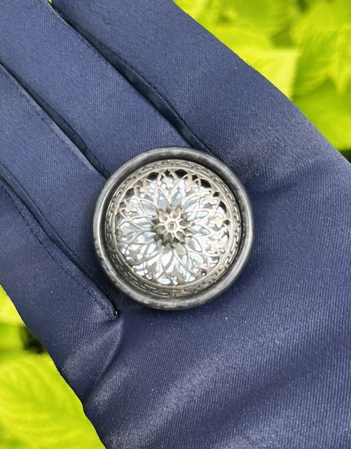 ANCIEN GROS BOUTON au MOTIF de FLEUR AJOURÉE en MÉTAL et LUCITE vers 1915