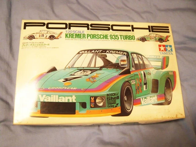 TAMIYA 20071 – Maquette Porsche 935 Vaillant-Kremer 1:20, Kit Plastique à Coller, Figurine Pilote Incluse