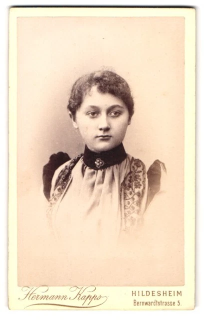 Fotografie Hermann Kapps, Hildesheim, Bernwardstr. 5, Portrait junge Frau im Kl