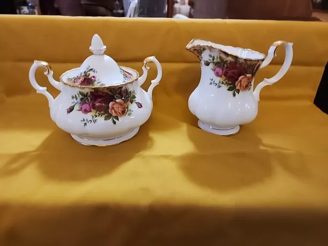 Old Country Roses ROYAL ALBERT Sugar Bowl With lid & Creamer Floral Vintage