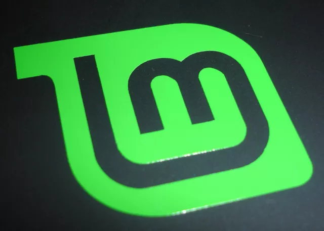 Linux Mint Logo Vinyl Laptop Sticker - Open source, Linux, Tux - (Green) 50mm