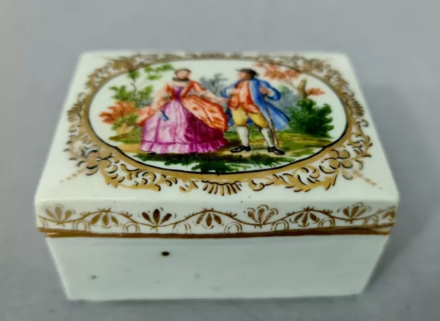 A0820 Porzellan Deckeldose, Watteau Szene in Parklandschaft, Länge 9 cm, um 1800