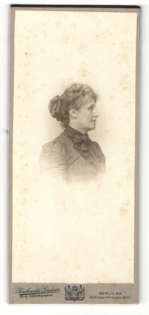 Fotografie Reichard & Lindner, Berlin, Portrait betagte Dame mit Dutt