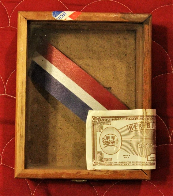 Robustos Wood Cigar Box Glass Top Dominican Republic Hand Made Almost Empty