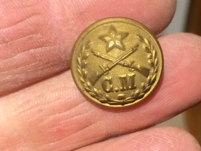 bouton militaire ancien a identifier , CM +2 fusils croises fab rio de janeiro