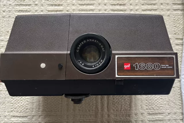 Vintage GAF  1680 Slide Projector/Model 386-M4 & 3 Way Remote