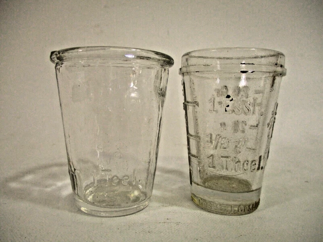 uralt Messbecher Einnahmeglas Medikament Medizin Arzt um 1910 Pressglas