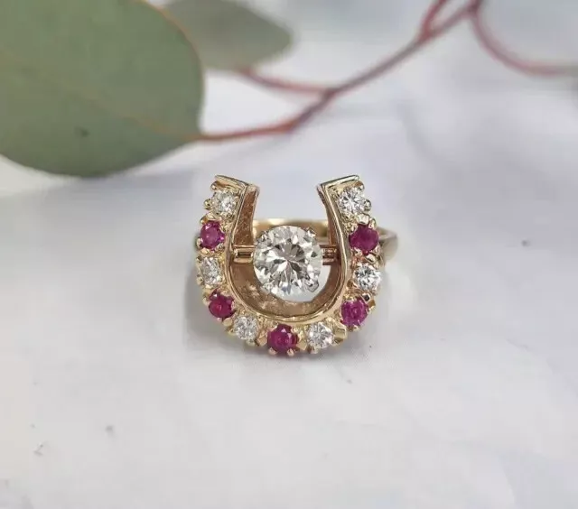 2Ct Rund Künstlicher Rubin & Diamant Glück Hufeisen Ring 14k Gelb Vergoldet