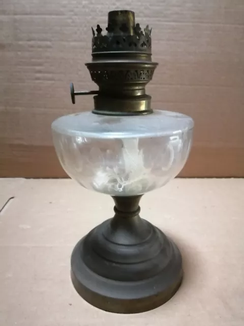 Une  Ancienne Lampe A Petrole En Verre Et Laiton