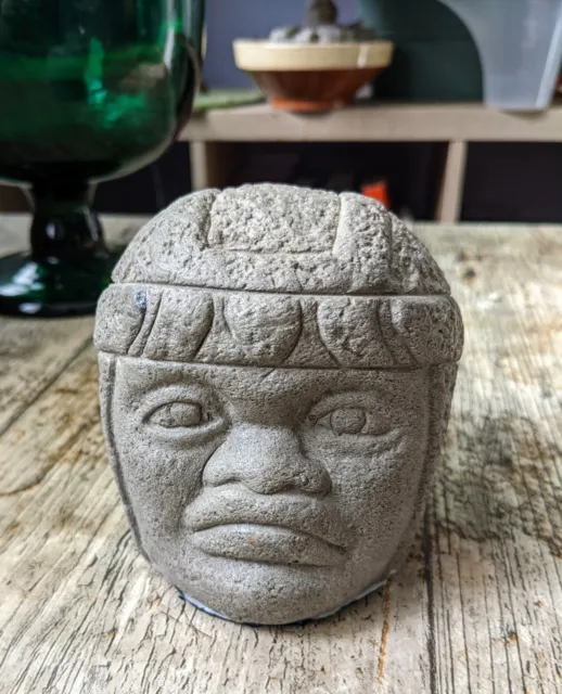 Jolie tête Olmèque en pierre sculptée reproduction Musée Maya Aztec