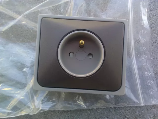 1 x prise de courant 2P+T - 10/16A 250V  marron - ARNOULD 1001