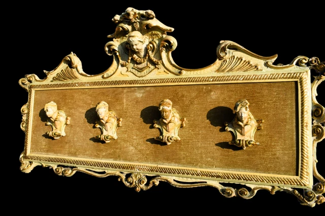 APPENDIABITI DA PARETE laccato dorato con PUTTI scolpito venezia cimasa