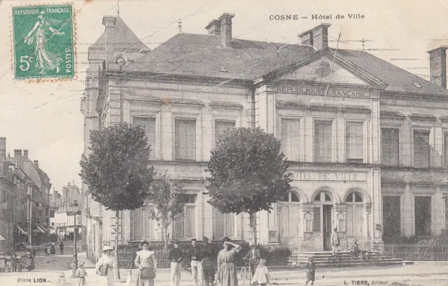Carte postale ancienne NIEVRE COSNE hôtel de ville éd thiers timbrée