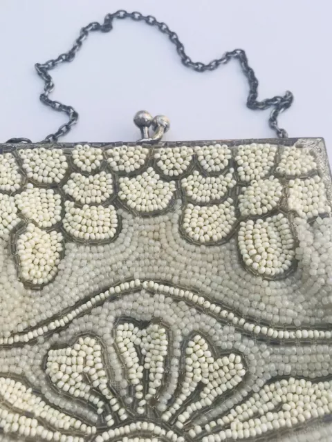 Minaudière, Sac de Bal Ancien, Brodé de Perles Blanches et Grises, Comme Neuf.