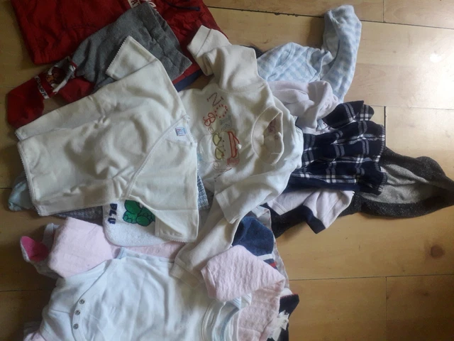 Pacchetto vestiti bambina 0-6 mesi (23 articoli: 6 nuovi e 17 usati)