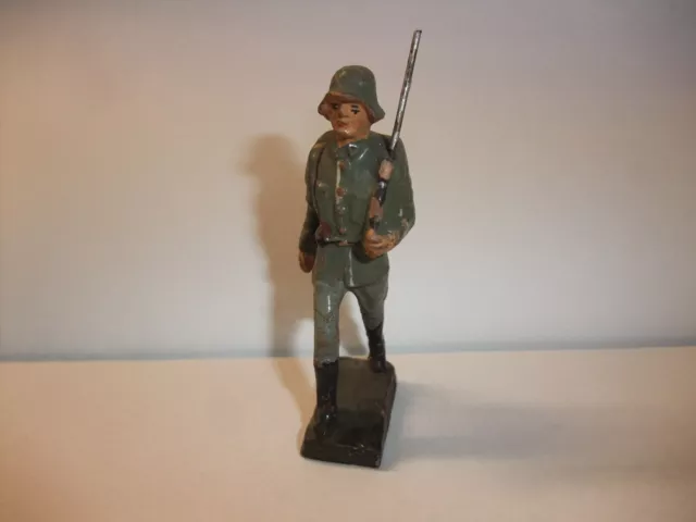 j2 alte Massefigur Lineol Elastolin Figur Wehrmacht 2. Wk Soldat marschierend