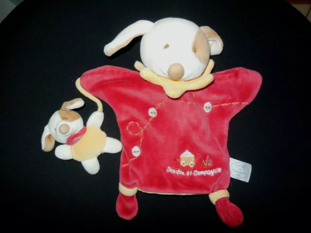 DOUDOU ET COMPAGNIE marionnette chien rouge bordeaux jaune + bébé
