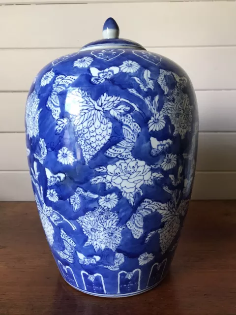 Stunning Large Vintage Chinese Porcelain Blue and White Lidded Jar/Urn Signed