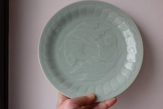 assiette en porcelaine de Chine céladon décor de poissons