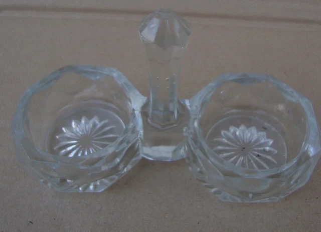 Ancienne petite salière de table en verre