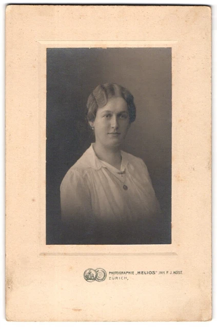 Fotografie F. J. Köst, Zürich, Bahnhofstr. 110, Junge Dame mit moderner Frisur