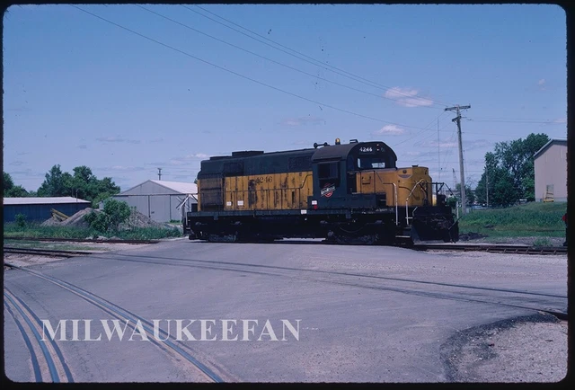 Original Kodachrome slide Chicago North Western C&NW ALCO RS-32 4246 Appleton WI