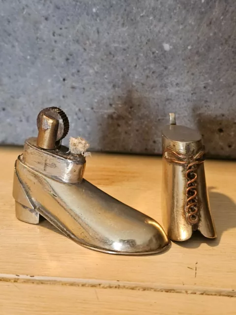 Très beau briquet  bottines WWW ?? Format porte clés