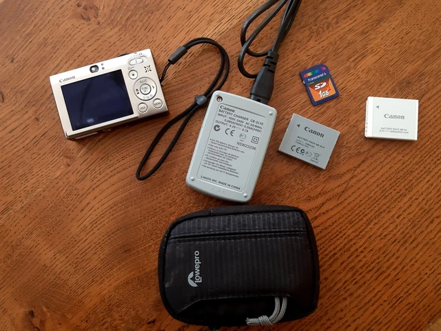 Canon IXUS 85 IS Compact Digital camera with case, charger, SD & extra battery