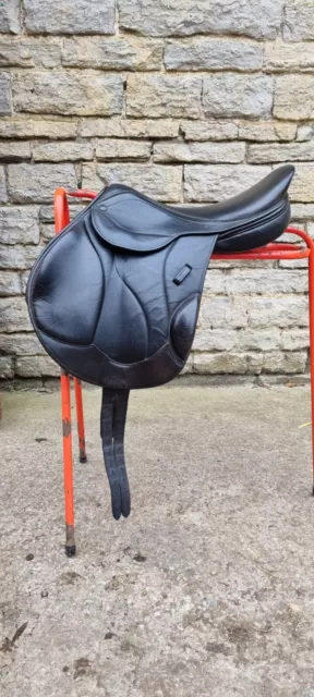 Black, monoflap jump saddle 17.5