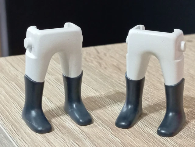 Pièces PLAYMOBIL : 2 Jambes Rouges Avec Bottes Noires Dorées - Mousquetaire/Flandes - Occasion - Allemagne