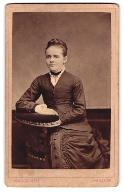 Fotografie Gebr. Martin, Augsburg, Bahnhofstr., Portrait junge Frau im dunklen
