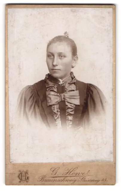 Fotografie G. Howe, Braunschweig, Portrait junge Dame mit zurückgebundenem Haar