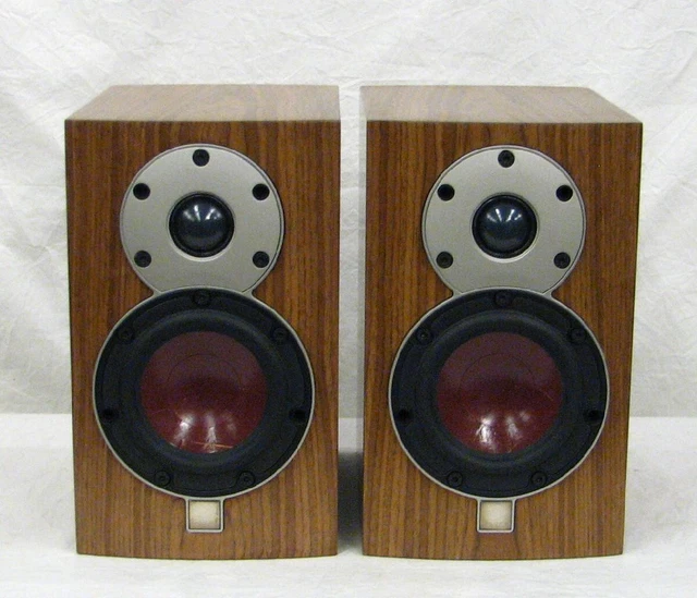 Dali Speaker System MENUET/MH Walnut Shelf Speakers Dali Speaker System MENUET/MH Walnut Shelf Speakers