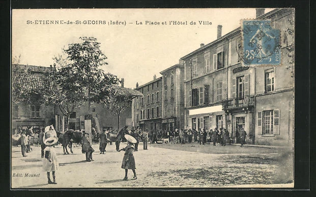 CPA St-Etienne-de-St-Geoirs, La PLace et l´Hôtel de Ville