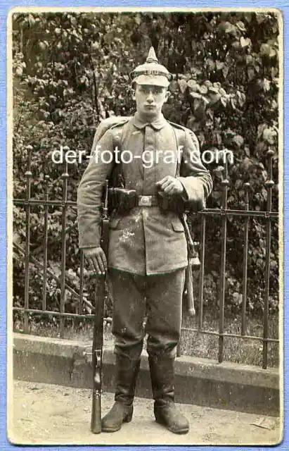 Foto, Soldat, Feldgrau, Helm, Gewehr, um 1914 !!! AF1585