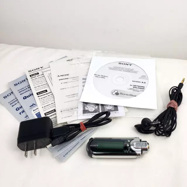 Sony Walkman MP3 NW-E403 Portable IC Audio Player With Manuals & Charger Sony Walkman MP3 NW-E403 Portable IC Audio Player With Manuals & Charger
