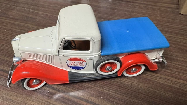 Voiture miniature - Ford v8 1/19 par Solido - Label Emmaus