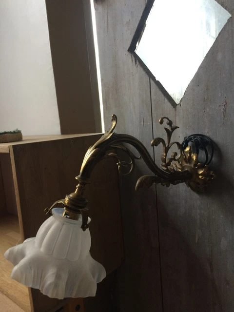 ancienne applique murale en bronze et tulipe en verre opalescent 7