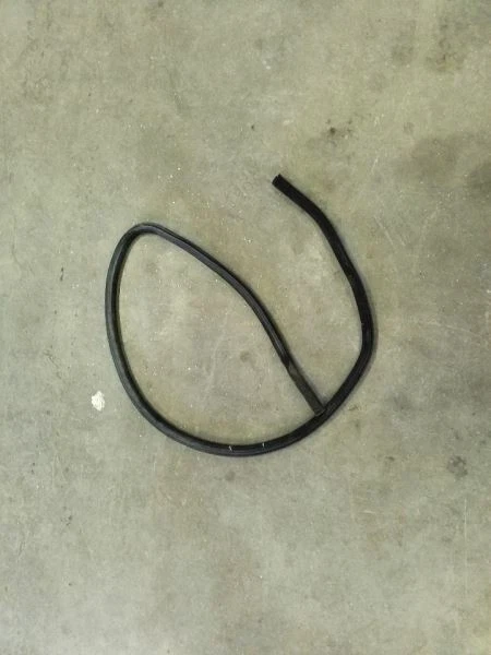Front Left Door Internal Window Seal | Fits 98 99 00 01 02 03 Volkswagen Passat
