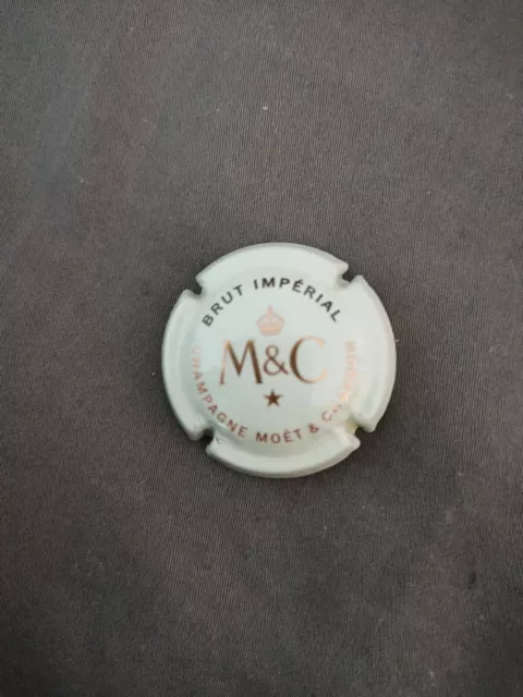 Capsule Moët et Chandon (crème brut impérial) cote à 2