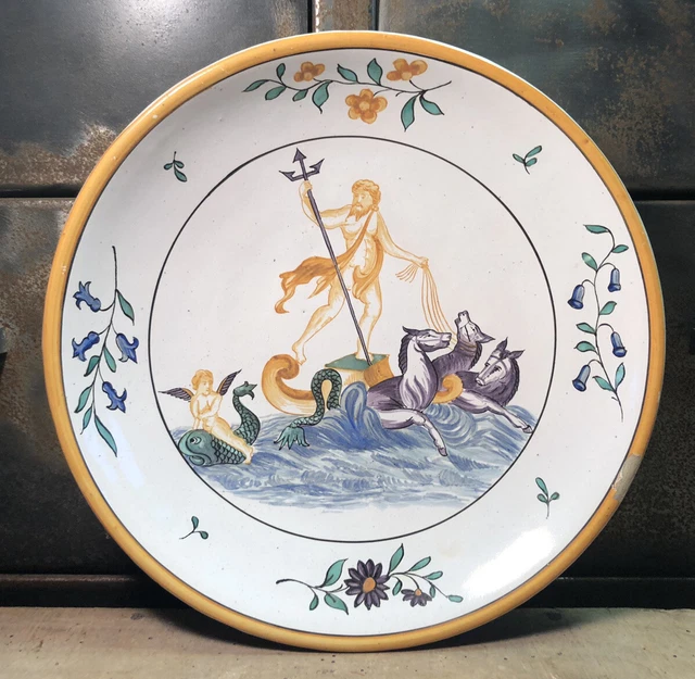 Assiette creuse en porcelaine décor de fleurs et monogramme doré